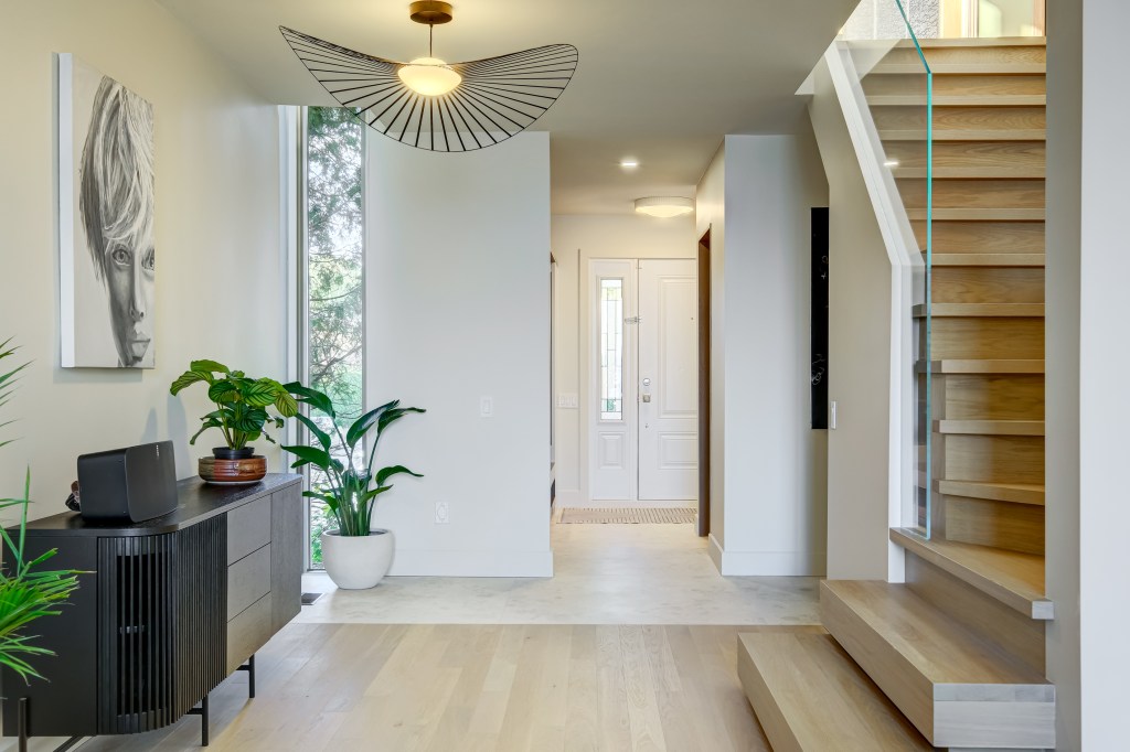 Photo montrant l'entrée conçue et aménagée pour le projet Corot de Concept Durable.